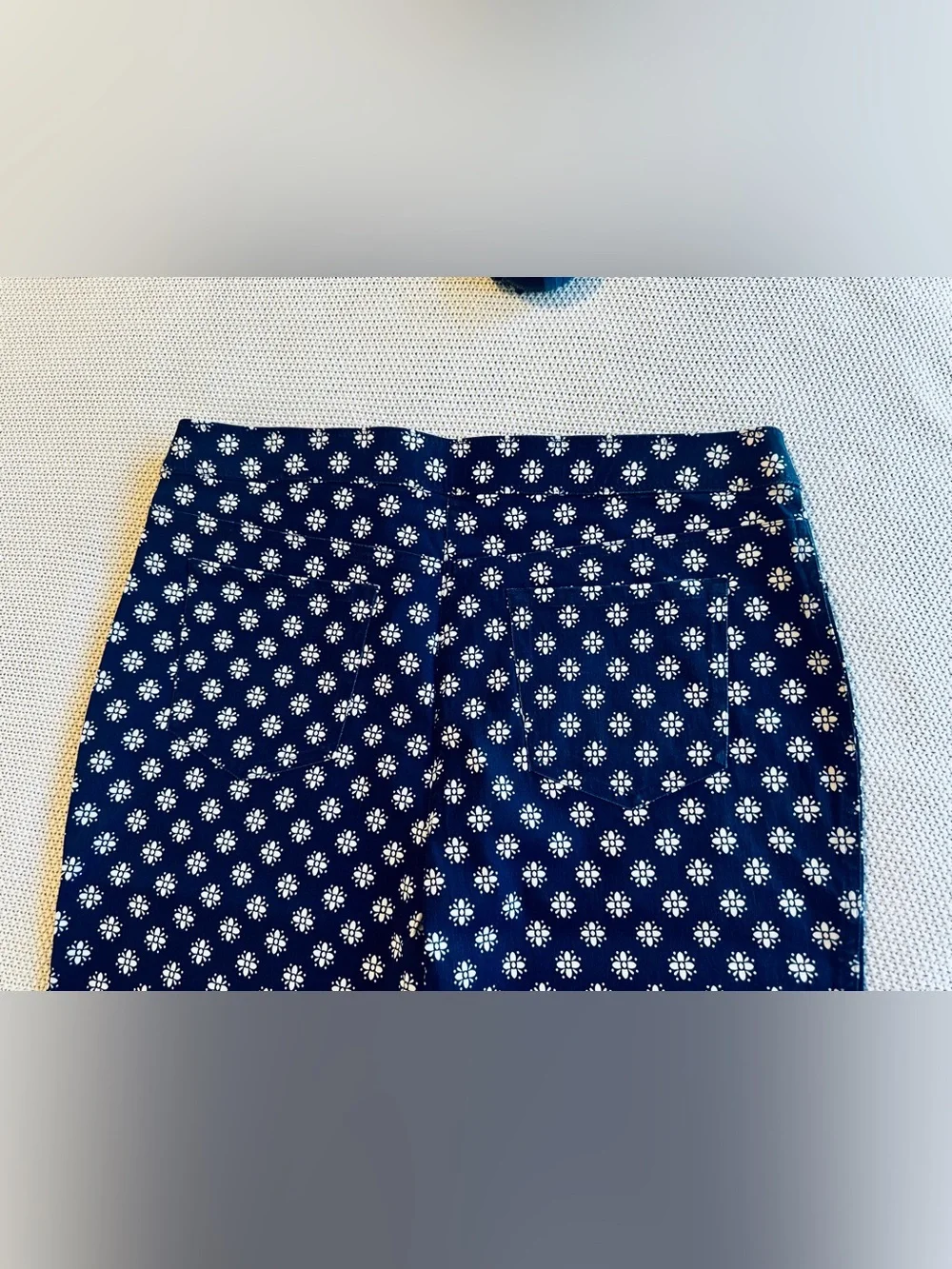 CHICO’S Stretchy Navy Blue & White Dot Floral Ankle Slim Crop Jeans